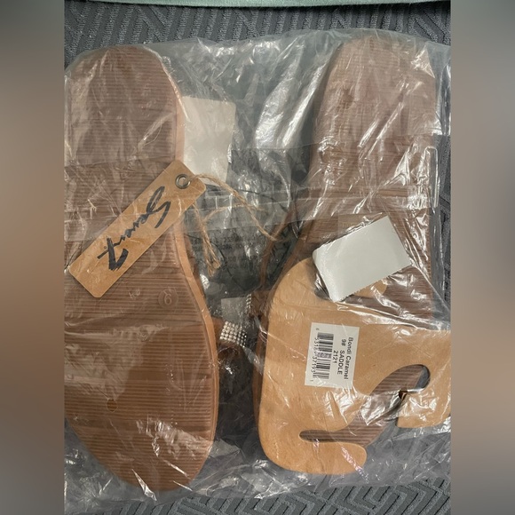 NWT Seven7 Bondi Caramel Saddle Sandals with Rhinestones Size 9 - Picture 4 of 4